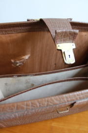 Bruine vintage aktetas. Oude retro dokterstas / schooltas
