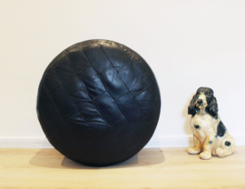 Zwarte vintage lapjes poef. Retro patchwork Ottoman/ pouf van leer.