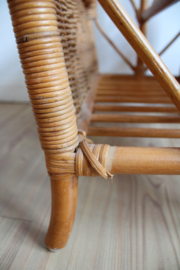 Vintage rotan krantenbak. Boho style lectuurbak / magazine holder van riet.