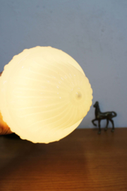 Antiek opaline hanglampje. Art Deco vintage lamp van wit glas