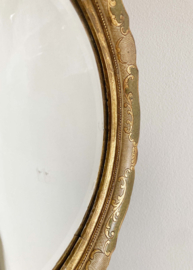 Antiek spiegeltje in barok lijst. Vintage wand spiegeltje