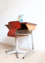 Vintage bureautje met schoolstoel. Retro lessenaar met stoel - Galvanitas