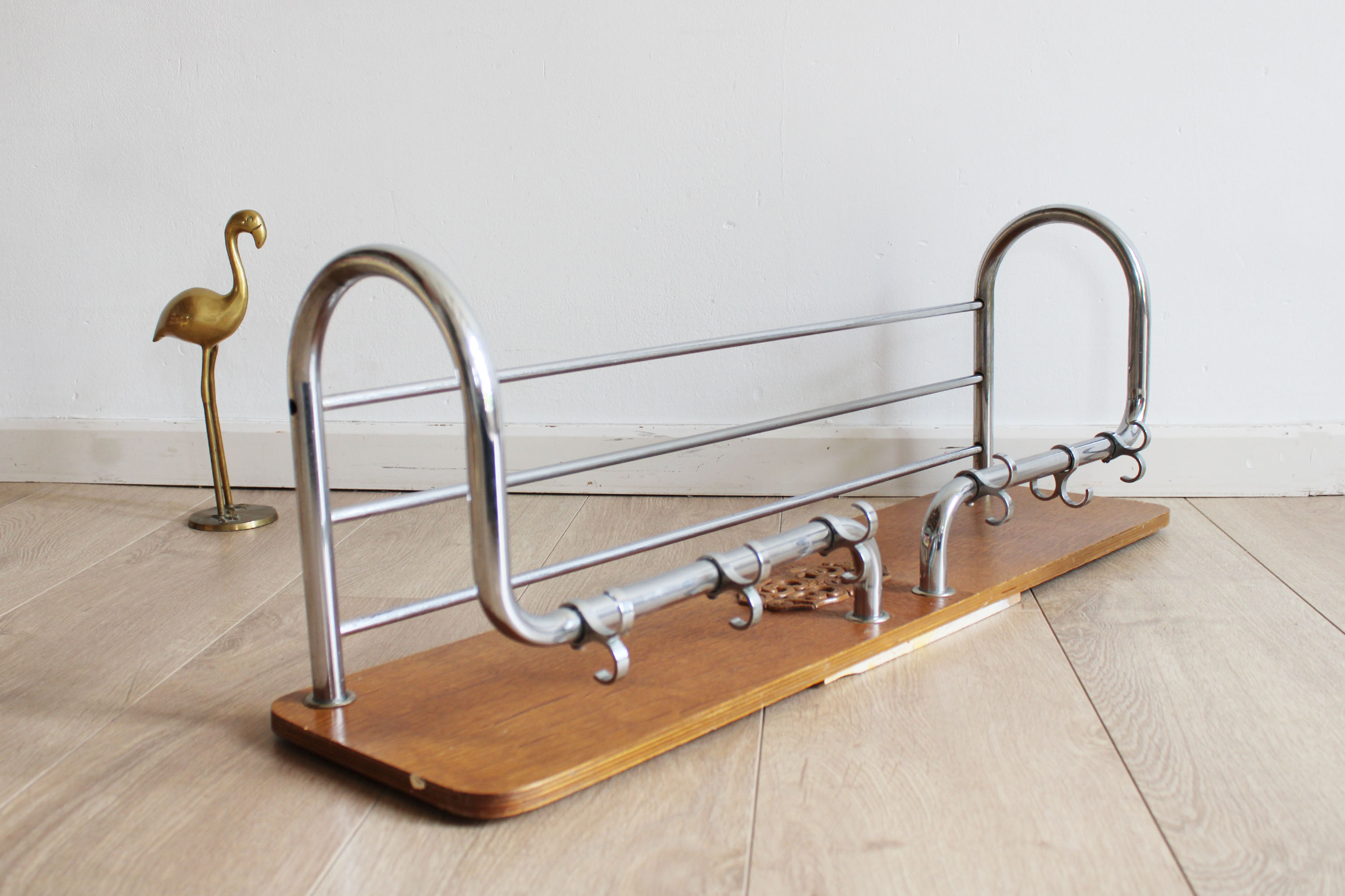 Vintage wandkapstok van hout en metaal. Retro Art Deco stijl kapstok