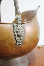 Grote antieke koperen kolenkit. Vintage bloempot / ketel met aardewerk handvat