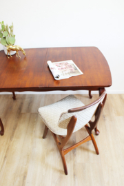 Vintage eettafel met uitschuifbaar blad. Sierlijke houten retro tafel.