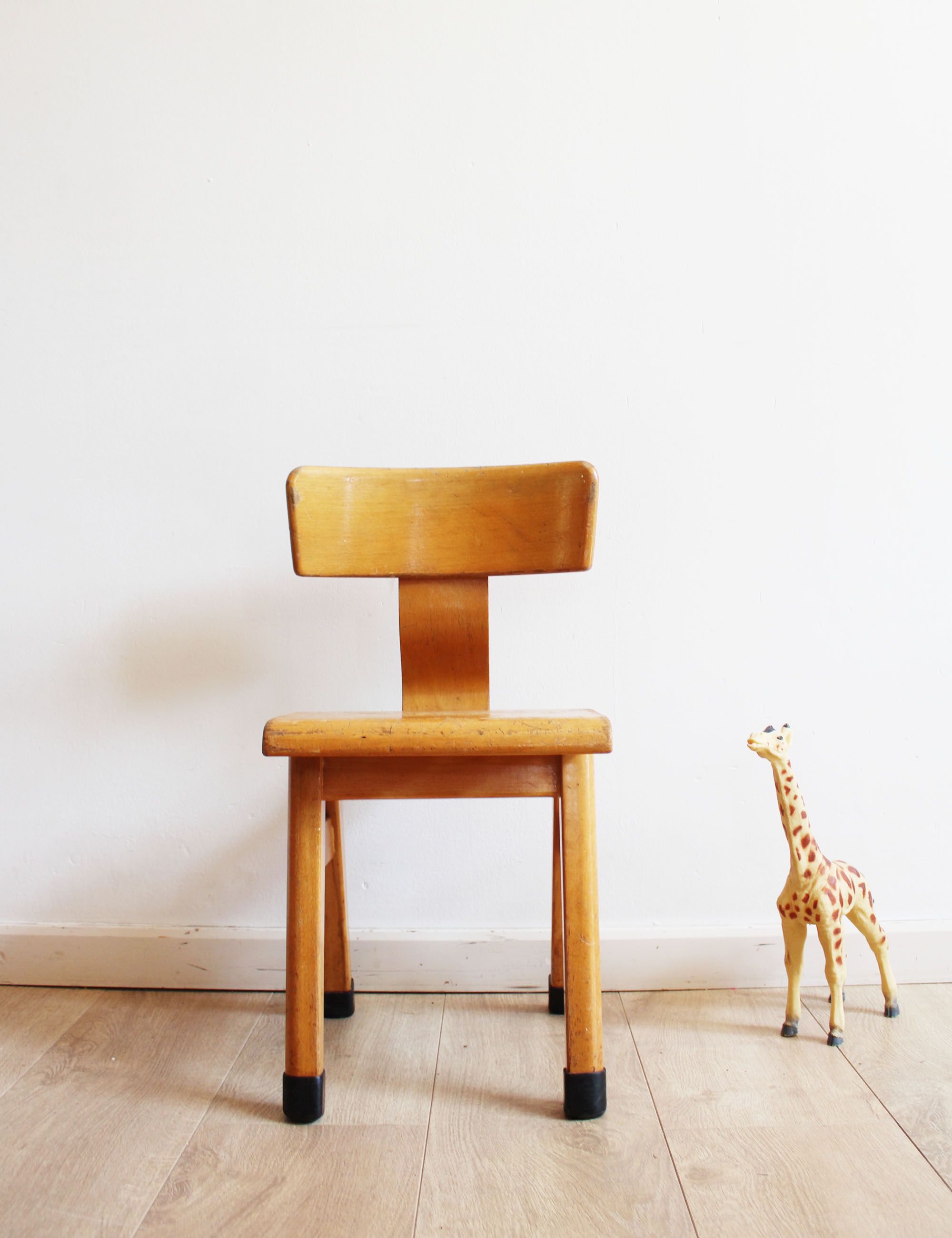Houten vintage schoolstoeltje. Retro kleuter / peuter stoel - Schilte?