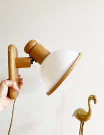 Houten vintage wandlamp met witte kap. Retro design lamp - Steinhauer