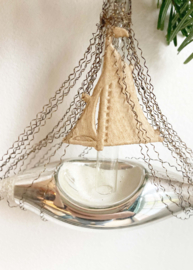 Glazen vintage kerstbal - bootje met zeil. Antieke zilveren kerstversiering