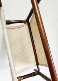 Rotan vintage krantenbak. Rieten retro lectuurbak / magazine holder