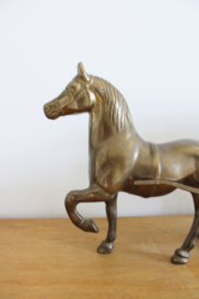 Groot goudkleurig beeld - paard met koets. Vintage messing / koper(?) sculptuur