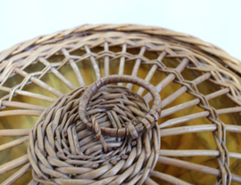 Vintage rotan mand met deksel. Rieten retro wasmand