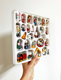 Set houten vintage kerstornamenten in originele doos. Retro kerstversiering