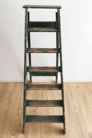 Originele houten vintage trap. Grote groene schilders ladder.