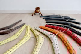 13 vintage kledinghangers van skai leer. Set retro kleerhangers o.a. met studs