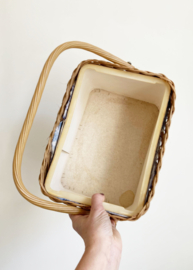 Rotan vintage naaimand met bloemetjes stof. Retro mand /doos/ kistje.