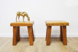 Set Wabi Sabi / Brutalist tafeltjes. 2 massief houten vintage krukjes.
