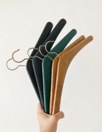 5 vintage kledinghangers van skai leer. Set retro kleerhangers