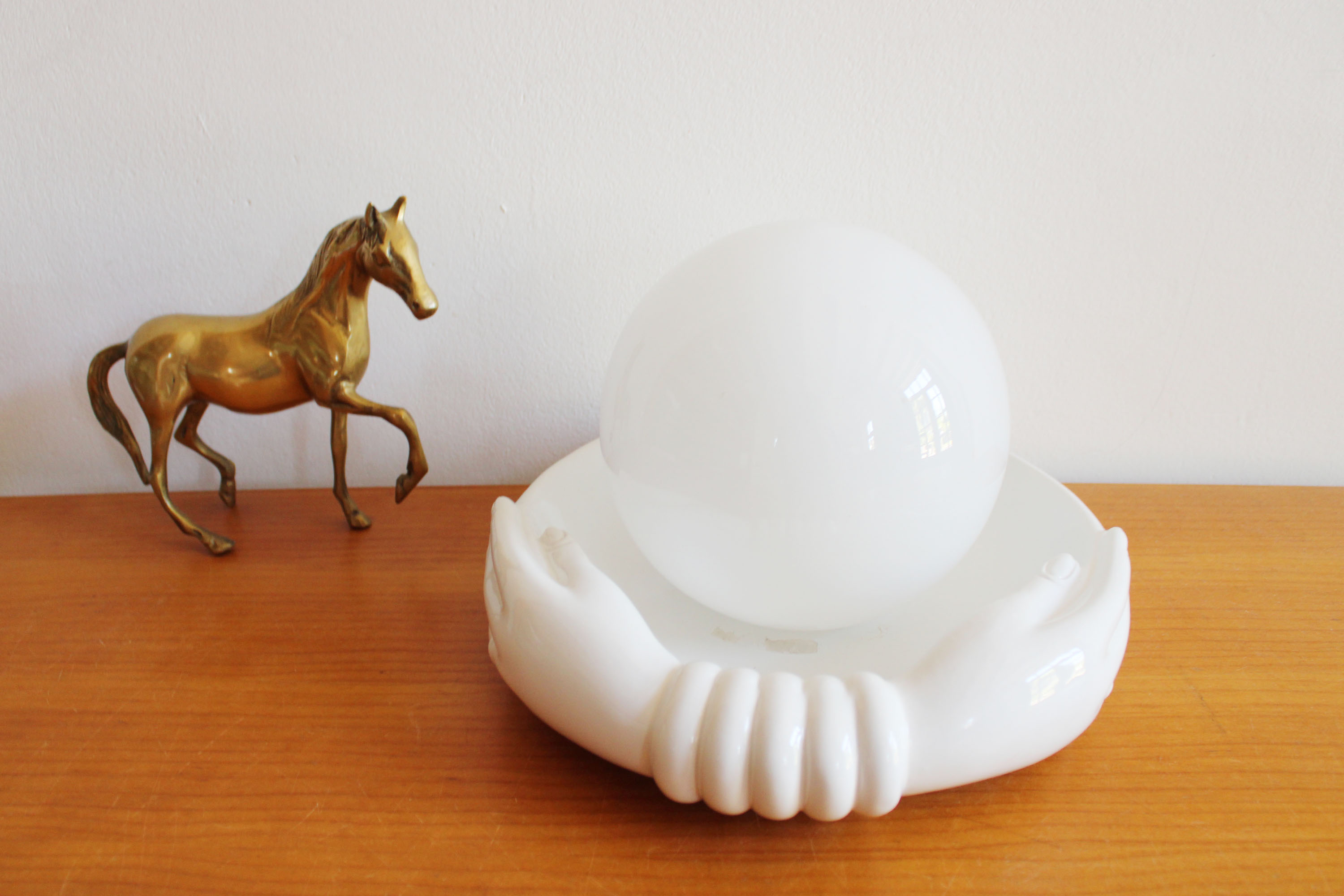 Witte vintage tafellamp, handen met bal. Keramieken retro bol lamp