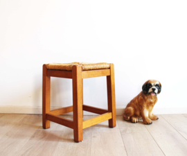 Houten vintage kruk met gevlochten zitting. Bohemien bankje / krukje