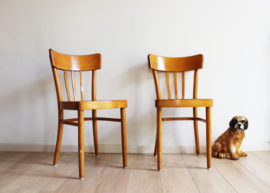 Set houten vintage cafe stoelen. Twee retro stoeltjes