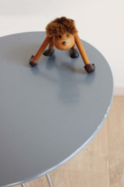 Ronde vintage bijzettafel op hairpin poten. Retro inklap tafeltje