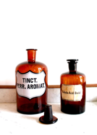 Twee originele apothekersflessen met dop. Bruine vintage stopfles met etiket