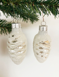 Set glazen vintage kerstballen - dennenappels. Antieke zilveren kerstversiering