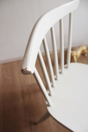 Witte vintage spijlenstoel. Houten retro stoel met Scandinavisch tintje