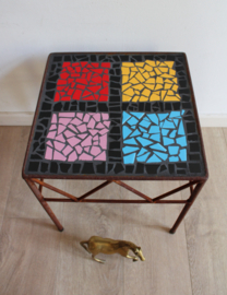 Kleurrijk bijzettafeltje met stenen blad. Vintage tafel met Mozaïek.