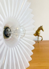 Wit vintage hanglampje van geribbeld glas. Glazen retro lampje