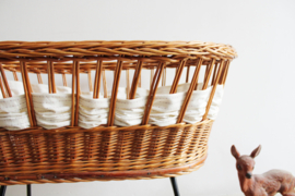 Prachtige rotan vintage wieg. Rieten boho bedje met hemeltje