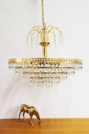 Grote vintage kroonluchter met pegels. Goudkleurige Hollywood Regency hanglamp