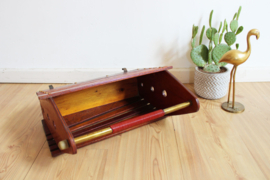 Houten vintage krantenbak. Retro lectuurbak / magazine holder