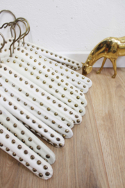 13 vintage kledinghangers van wit skai leer. Set retro kleerhangers met studs