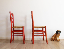 Set rode vintage stoelen met biezen zitting. Houten retro stoeltjes