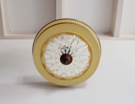 Vintage plafondlamp met houtlook details. Mid Century retro design lamp.
