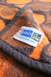 Tweepersoons vintage deken van Didas. Retro vegan sprei van dralon, oranje - bruin