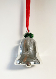 Grote glazen vintagekerstklok met rood lint.