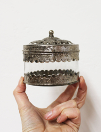 Glazen vintage bakje met zilverkleurig omhulsel. Oud potje met deksel