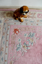 Groot roze Chinees tapijt  met bloemen. handgemaakt Oosters vintage kleed