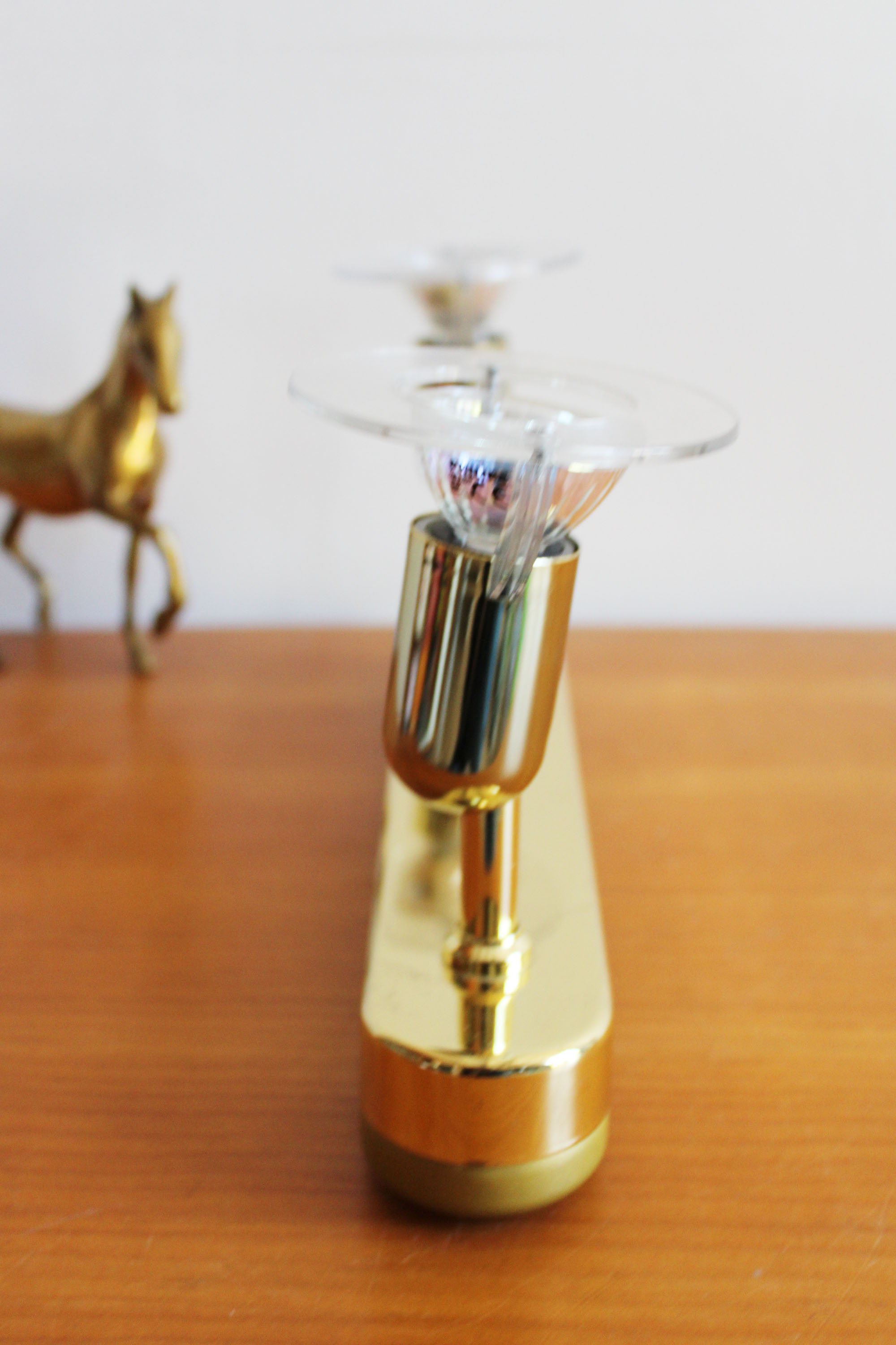 Vintage wandlamp met twee spotjes van goudkleurig metaal. Retro lamp