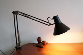 Donkerbruine vintage bureaulamp met zwenk arm. Industriele retro lamp