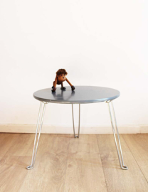 Ronde vintage bijzettafel op hairpin poten. Retro inklap tafeltje