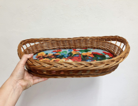 Rieten vintage dienblad met bloemen. Retro presenteerblad.