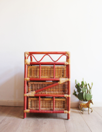Rotan vintage kastje met rode details en 3 lades. Boho nachtkastje / retro ladekast