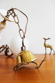 Goudkleurige vintage hanglamp met witte bollen. Romantische kroonluchter