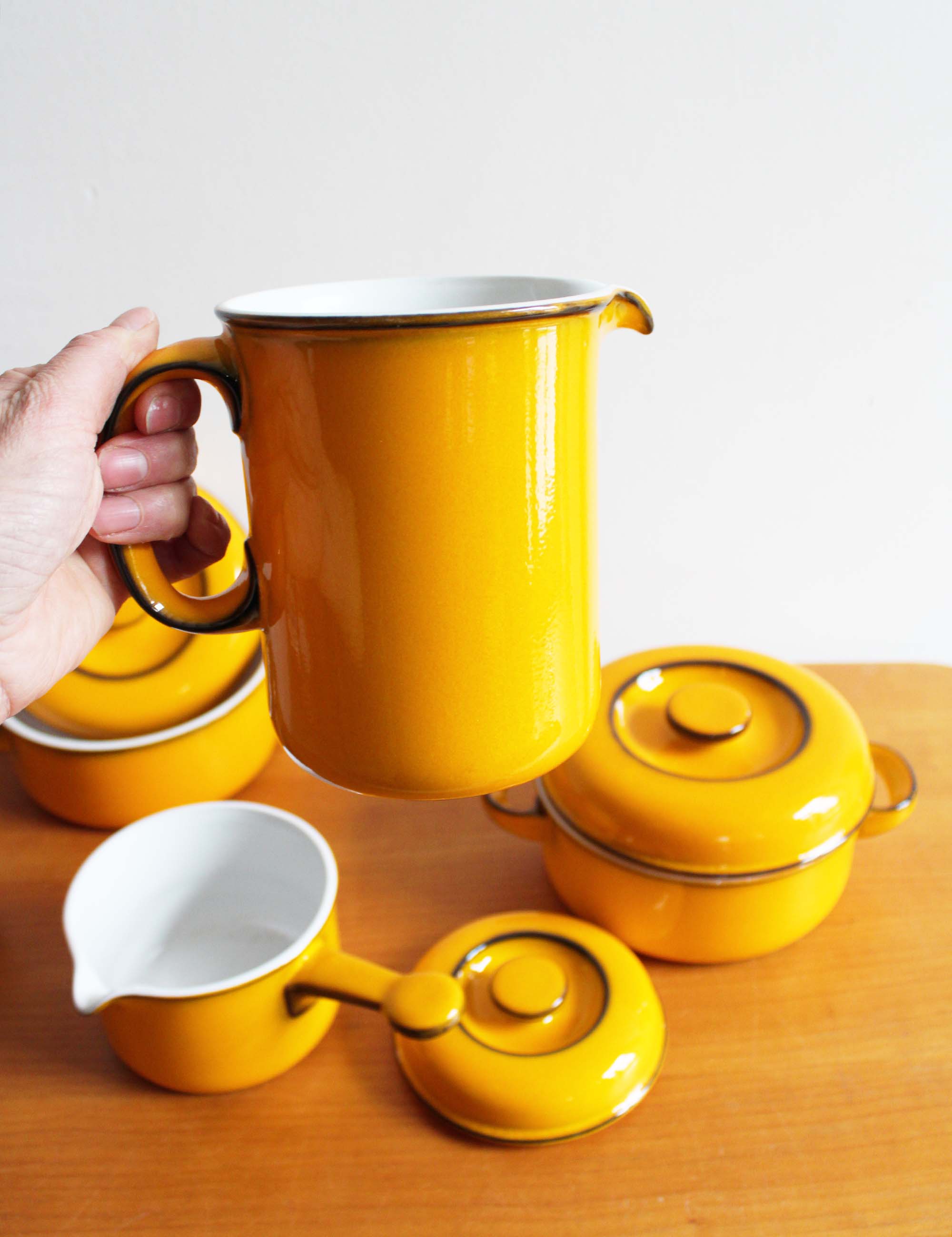 Oker geel vintage servies - Thomas Scandic. Retro schalen, karaf en schenkpan