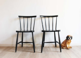 Set zwarte vintage spijlenstoelen. 2 houten retro stoelen.