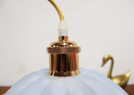 Wit vintage hanglamp van blauw/wit glas. Glazen retro lamp