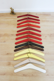 14 vintage kledinghangers van skai leer. Set retro kleerhangers o.a. met studs